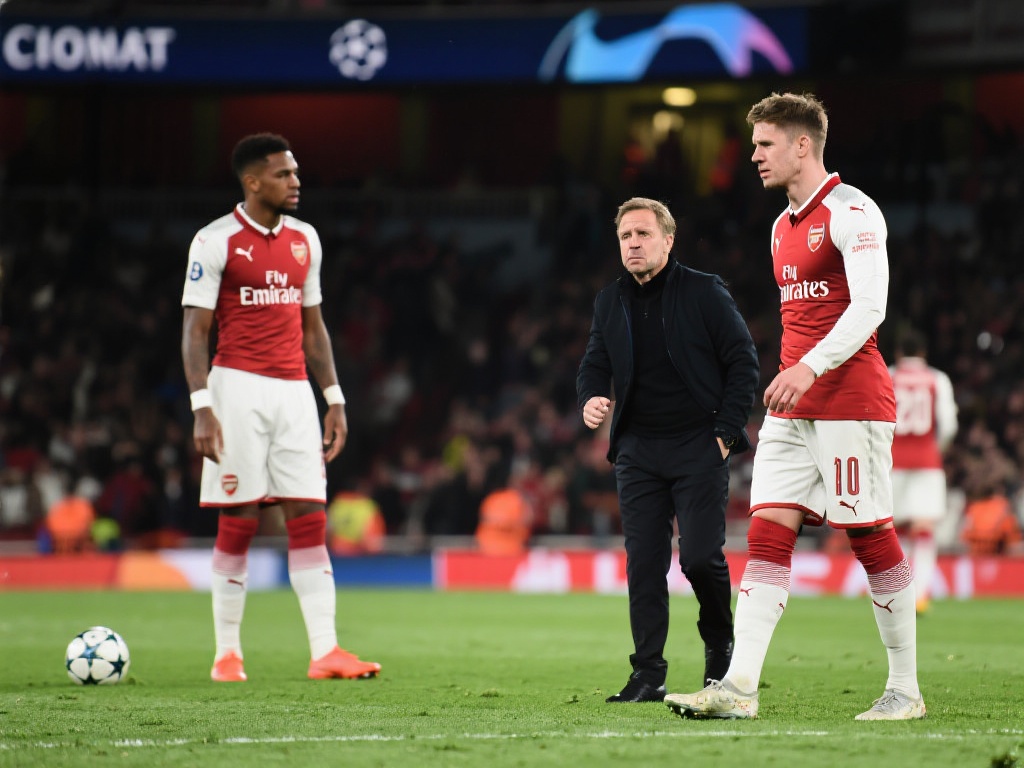 更深层次的问题在于,这场比赛的结果对阿森纳全队的心理影响。近年来,阿森纳一直在为重返欧冠巅峰而努力,但每每在关键战役中掉链子,让球员和教练都背负了巨大的压力。欧冠决赛这个目标,就像一个遥不可及的梦,近在咫尺却又触碰不到。